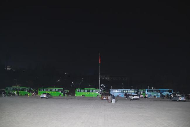 西安思源學(xué)院溫情校車助學(xué)子安全返鄉(xiāng)回家團(tuán)圓