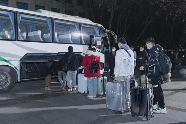 西安思源學(xué)院溫情校車助學(xué)子安全返鄉(xiāng)回家團(tuán)圓