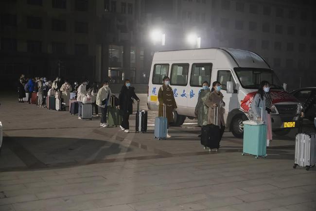 西安思源學(xué)院溫情校車助學(xué)子安全返鄉(xiāng)回家團(tuán)圓