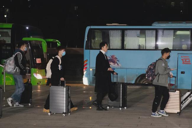 西安思源學(xué)院溫情校車助學(xué)子安全返鄉(xiāng)回家團(tuán)圓