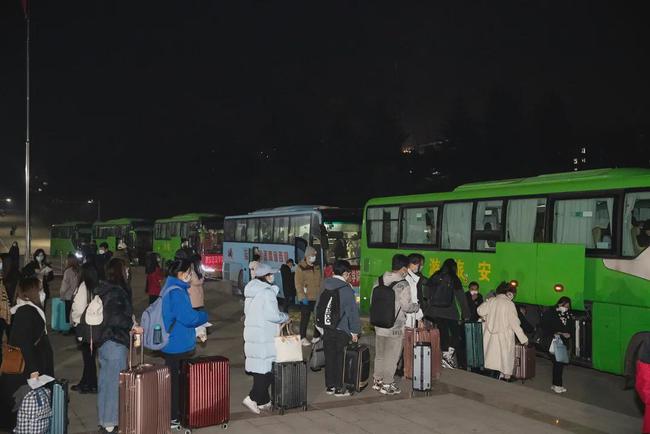 西安思源學(xué)院溫情校車助學(xué)子安全返鄉(xiāng)回家團(tuán)圓