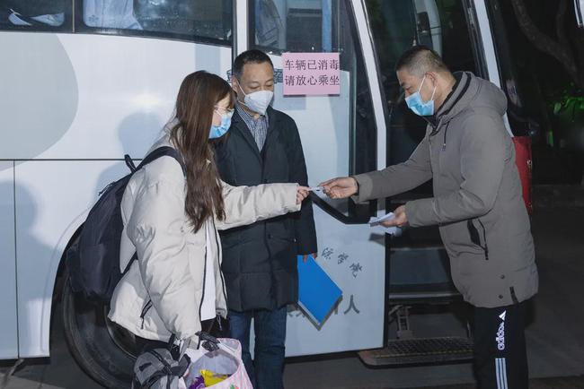 西安思源學(xué)院溫情校車助學(xué)子安全返鄉(xiāng)回家團(tuán)圓