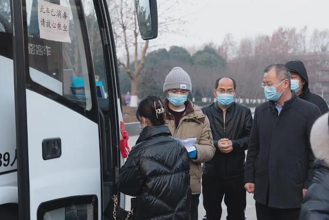 西安思源學(xué)院溫情校車助學(xué)子安全返鄉(xiāng)回家團(tuán)圓