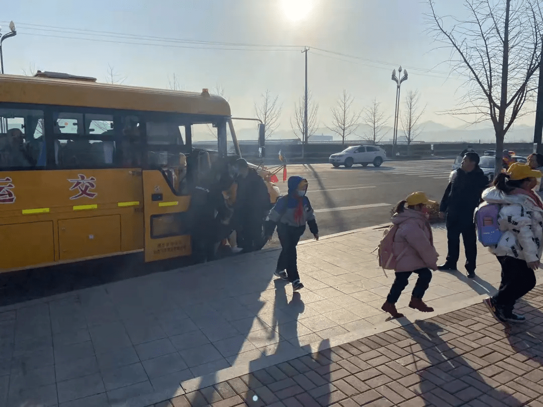 13輛免費校車，安排
