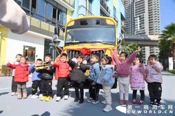 歐輝新一代健康校車在華南師大附屬文華幼兒園正式開通服務(wù)