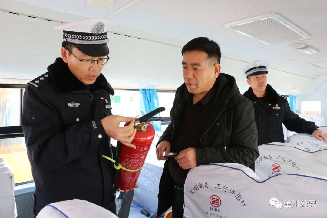 開學(xué)在即，金昌交警為校車“體檢”