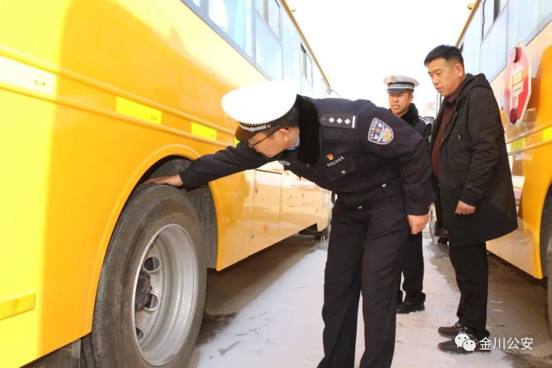 開學(xué)在即，金昌交警為校車“體檢”
