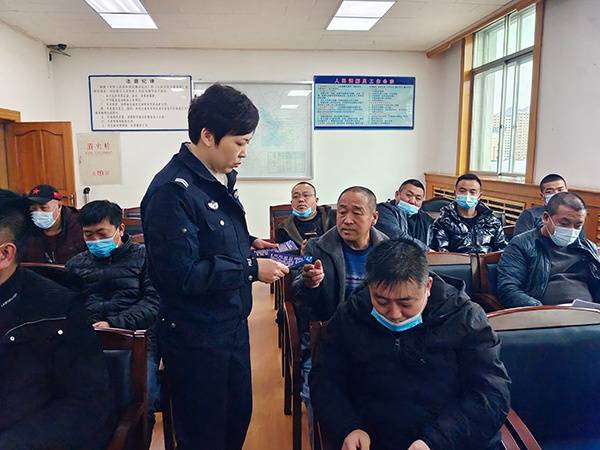本溪：筑牢安全防線 本溪縣交管大隊(duì)開展校車安全大檢查