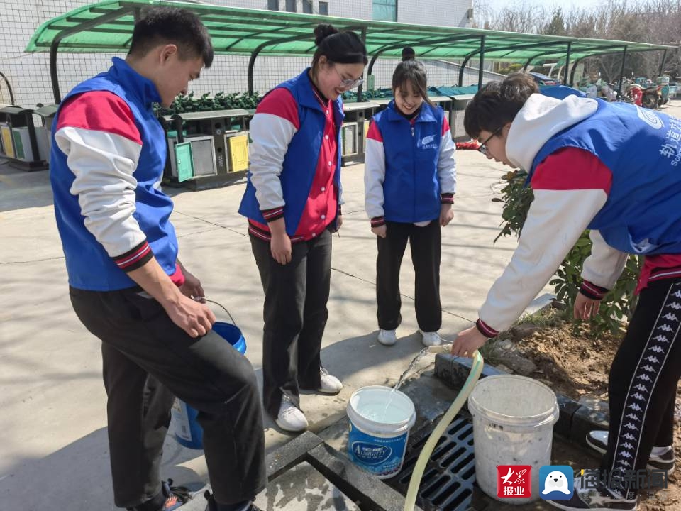 踐行雷鋒精神，提質勞動教育——濟南工程職院“軌道藍”志愿服務隊開展義務清潔校車活動
