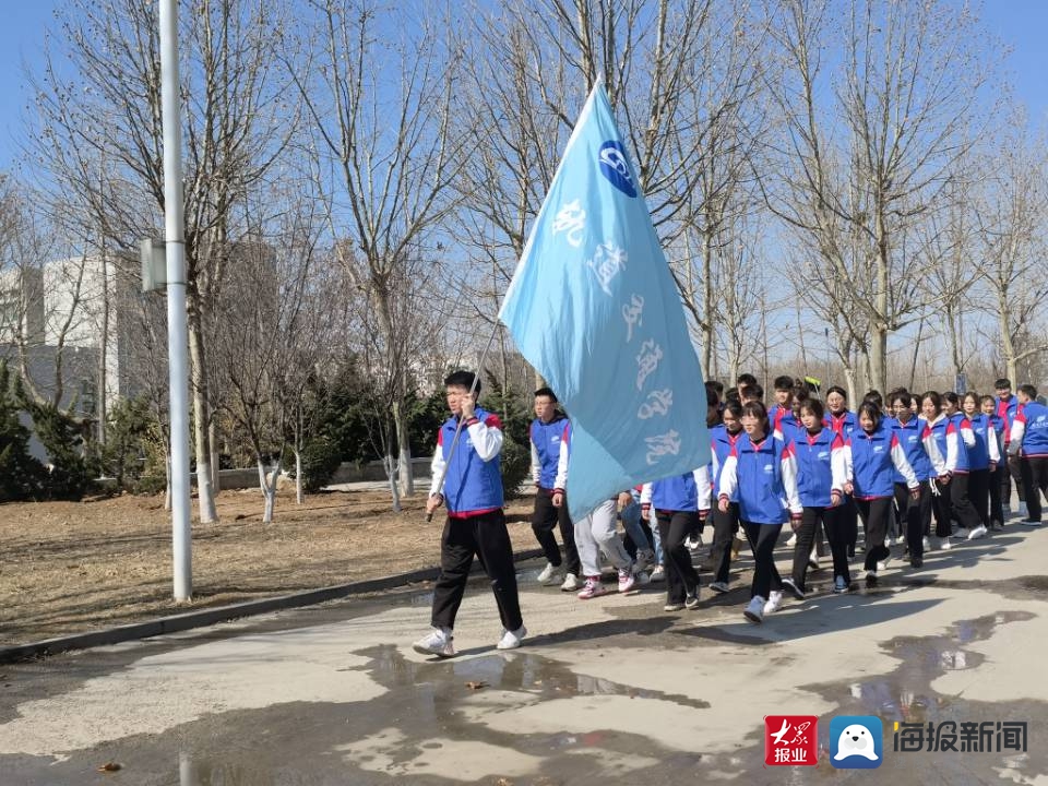 踐行雷鋒精神，提質勞動教育——濟南工程職院“軌道藍”志愿服務隊開展義務清潔校車活動