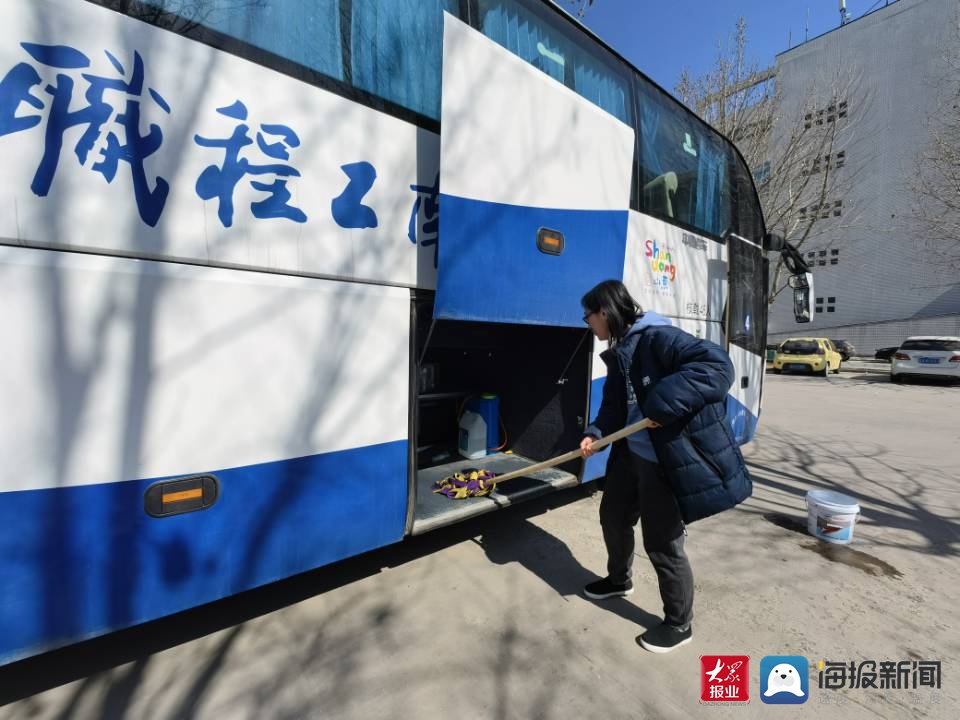 踐行雷鋒精神，提質勞動教育——濟南工程職院“軌道藍”志愿服務隊開展義務清潔校車活動