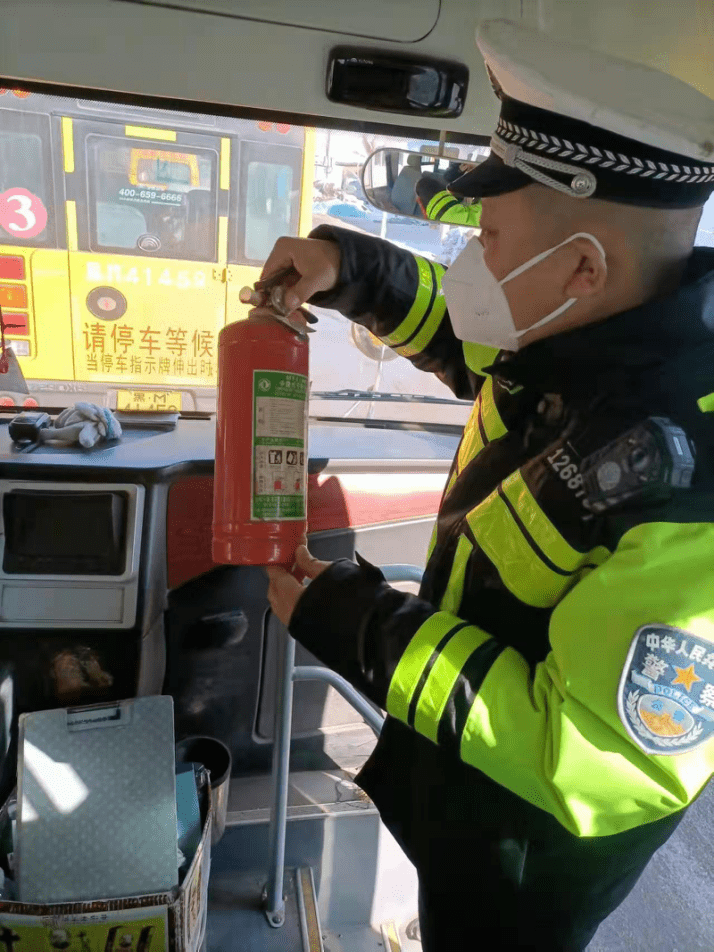 綏化市交警支隊(duì)開(kāi)展校車(chē)安全大檢查