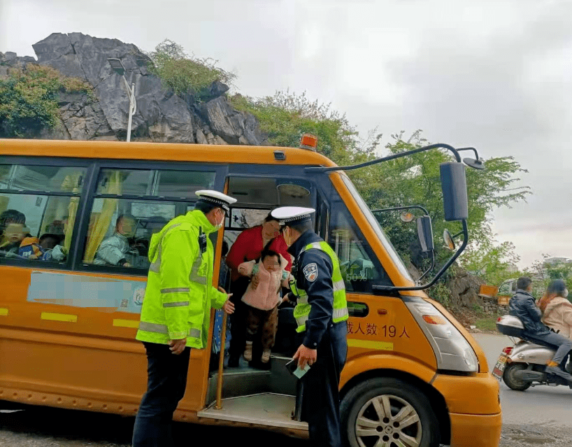 危險！桂林某幼兒園校車嚴重超載，抓捕現場曝光