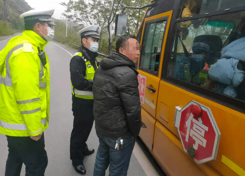 危險！桂林某幼兒園校車嚴重超載，抓捕現場曝光