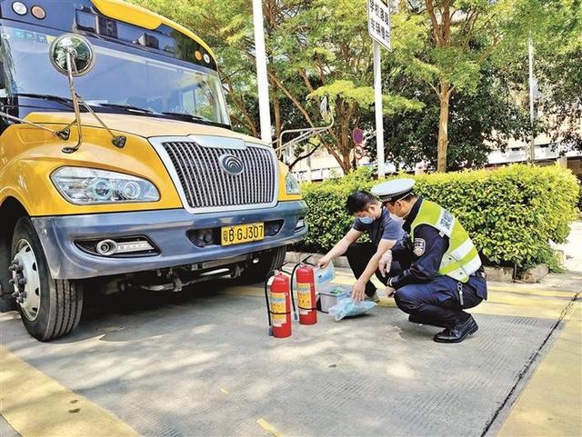 寶安交警 對校車各項安全設備“體檢”
