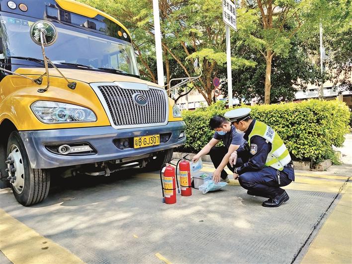 寶安交警：對校車各項安全設備“體檢”