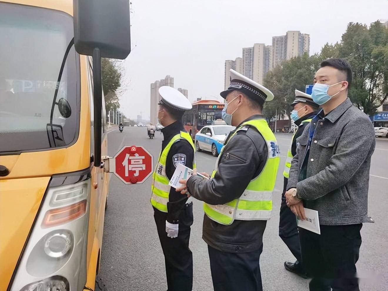 常德公安交警直屬二大隊(duì)：開展校車安全檢查 守護(hù)平安上學(xué)路