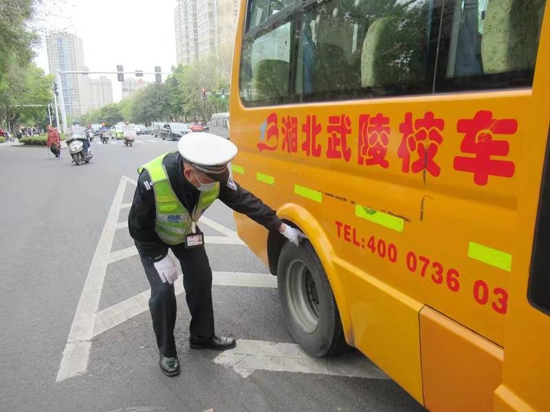 校車司機準(zhǔn)駕不符，罰款4千記18分！常德交警開展校車安全整治