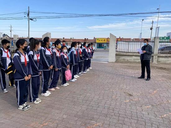 泰來縣克利鎮(zhèn)中心學校開展校車安全應急演練