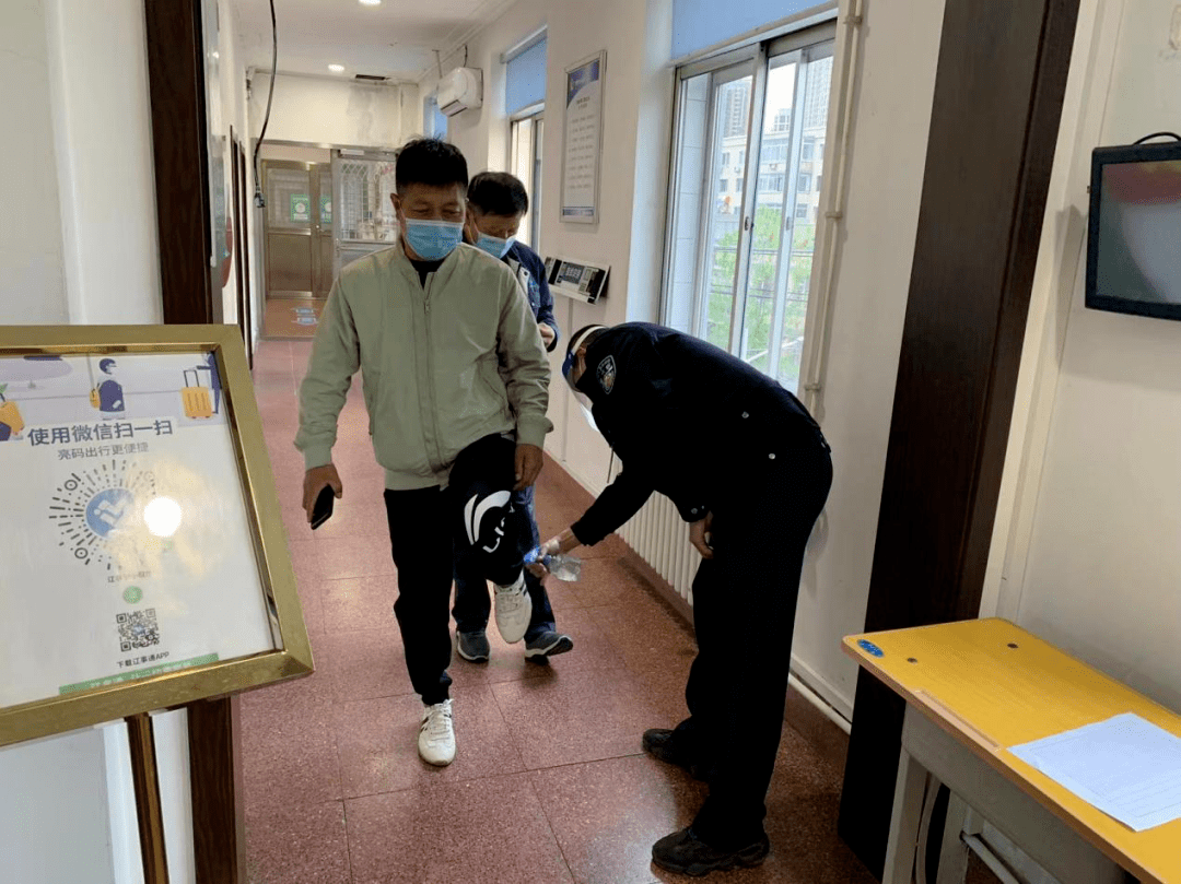 沈陽交警為物流貨車、校車駕駛?cè)碎_設(shè)線下審驗業(yè)務(wù)專場