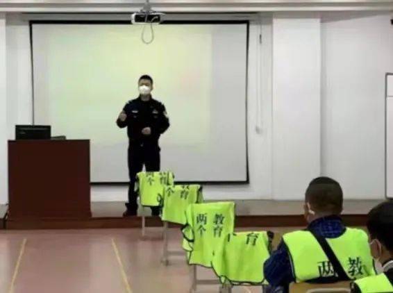 沈陽交警為物流貨車、校車駕駛?cè)碎_設(shè)線下審驗業(yè)務(wù)專場