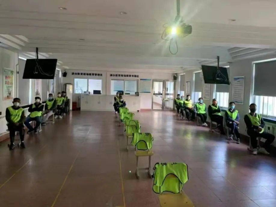 沈陽交警為物流貨車、校車駕駛?cè)碎_設(shè)線下審驗業(yè)務(wù)專場