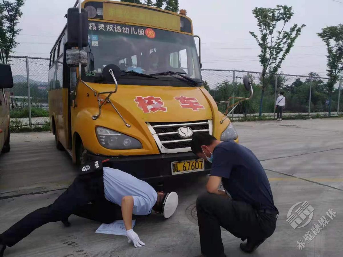 赤壁交警開(kāi)展上門(mén)服務(wù)為校車“體檢”