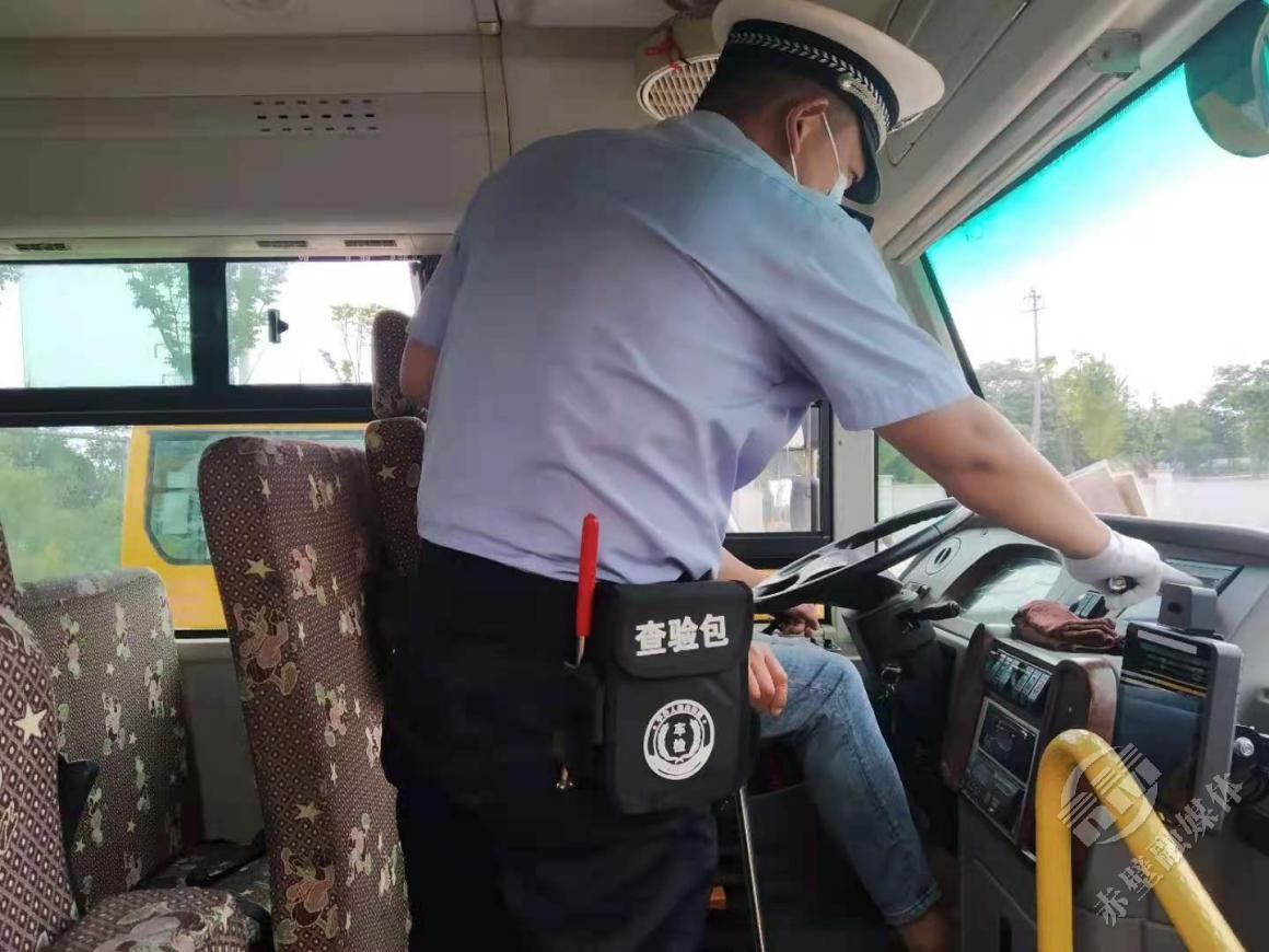 赤壁交警開(kāi)展上門(mén)服務(wù)為校車“體檢”
