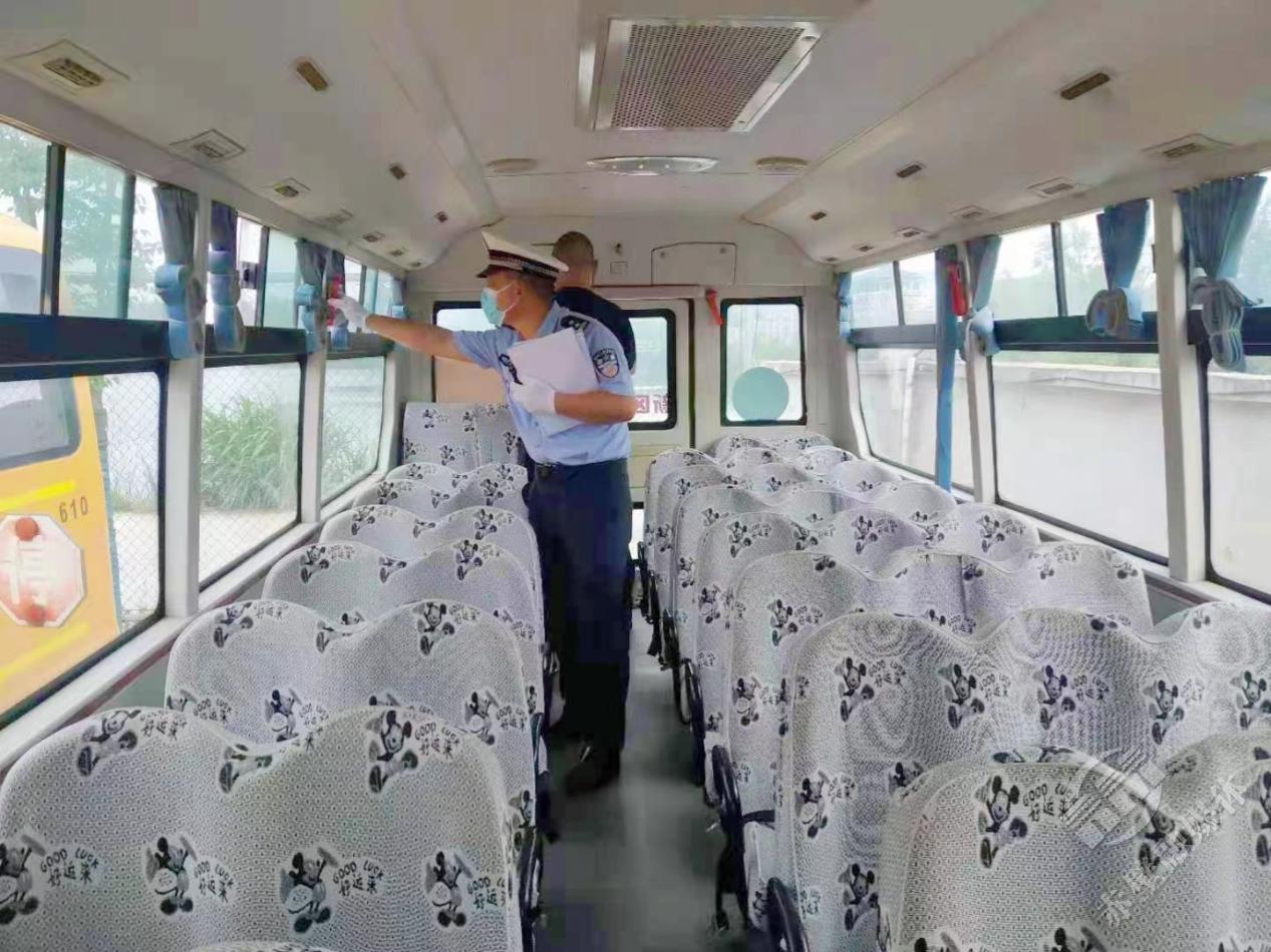 赤壁交警開(kāi)展上門(mén)服務(wù)為校車“體檢”