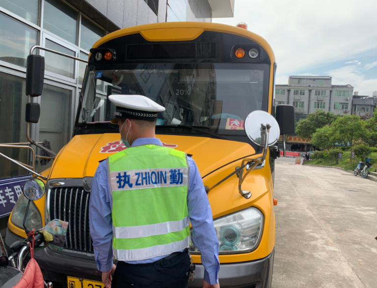 寧德交警開展校車安全檢查，為學校復課加把“安全鎖”