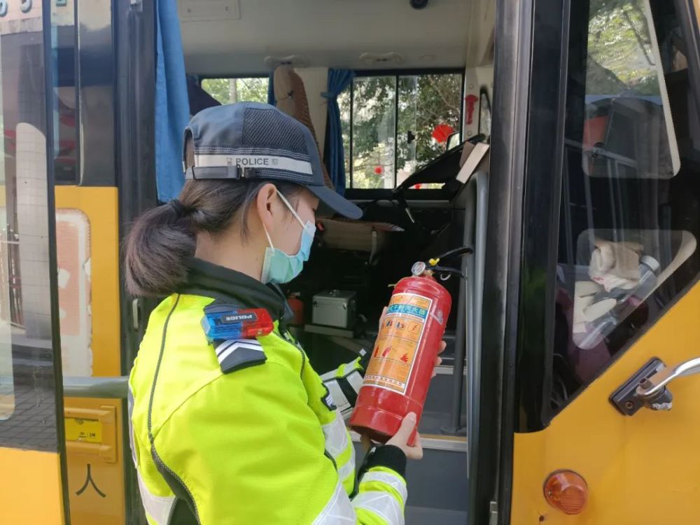 寧德交警開展校車安全檢查，為學校復課加把“安全鎖”