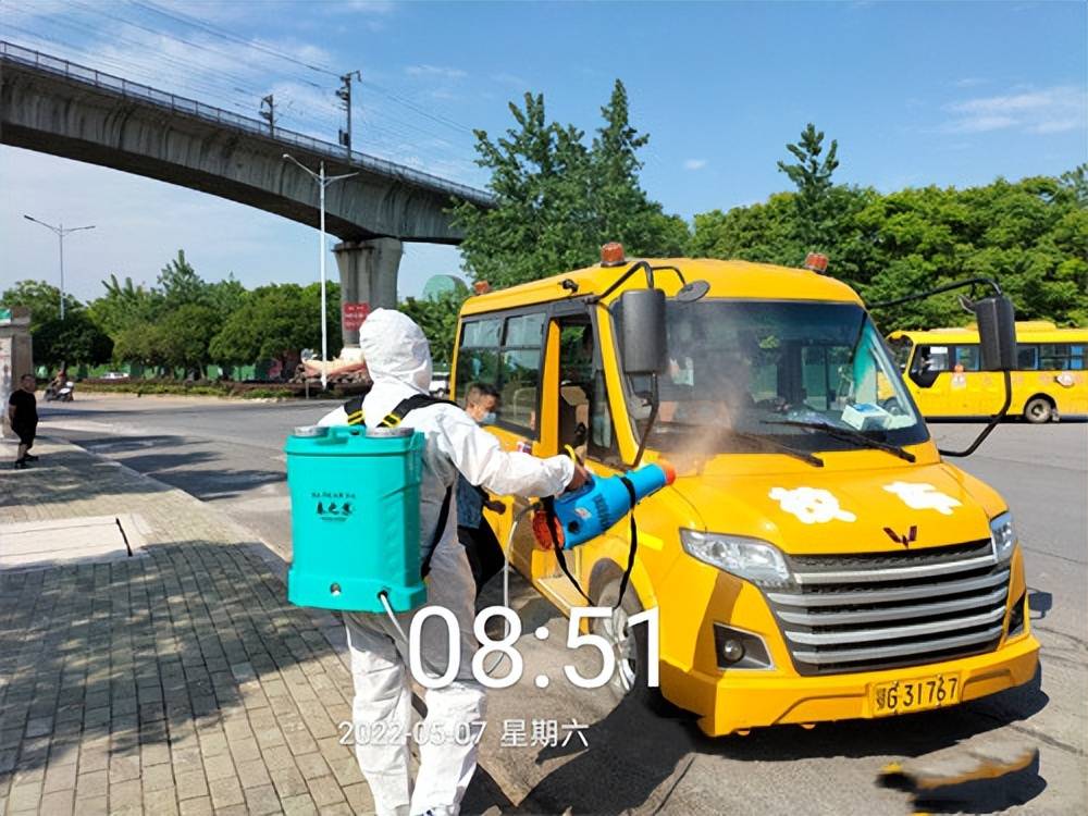 鄂州市大興校車公司集中對校車進(jìn)行消殺和安全隱患排查