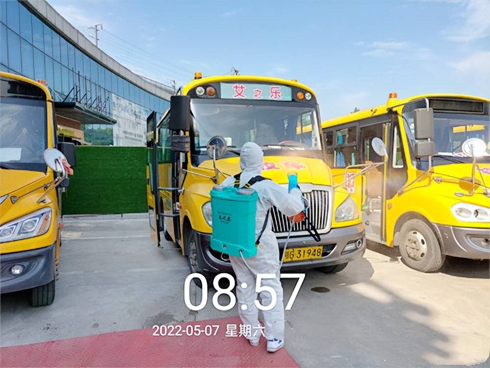 鄂州市大興校車公司集中對校車進(jìn)行消殺和安全隱患排查