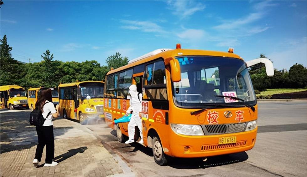 鄂州市大興校車公司集中對校車進(jìn)行消殺和安全隱患排查