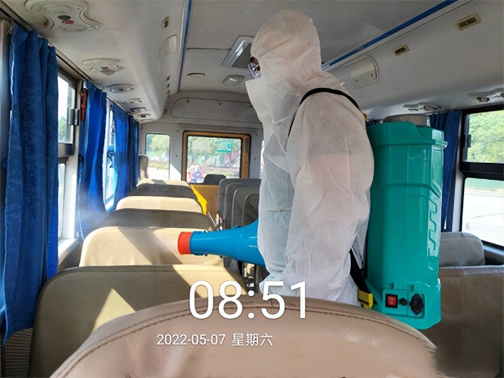 鄂州市大興校車公司集中對校車進(jìn)行消殺和安全隱患排查