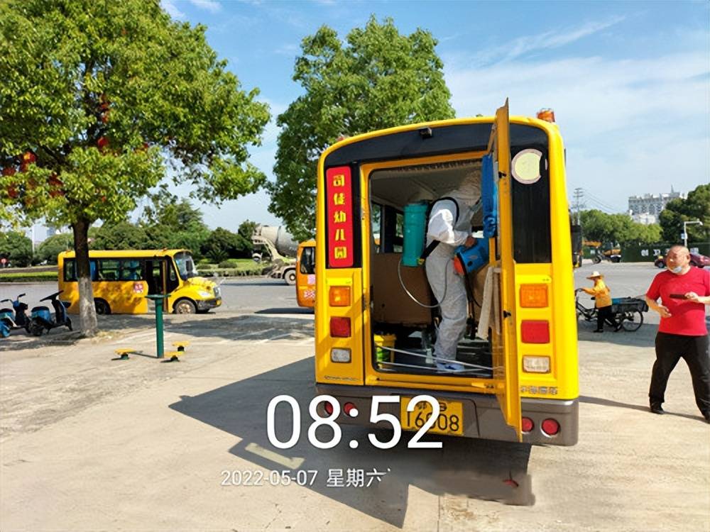 鄂州市大興校車公司集中對校車進(jìn)行消殺和安全隱患排查