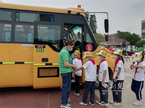 多方合力護(hù)航學(xué)生路途安全 江夏區(qū)金口街開啟新的校車運(yùn)營(yíng)模式