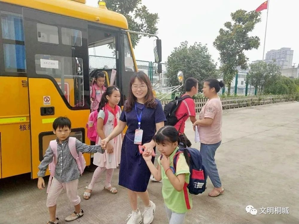 桐城：構(gòu)建校車服務(wù)全網(wǎng)格 跑出民生幸福新指數(shù)