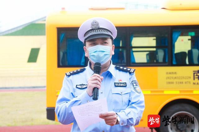 校車發(fā)生交通事故，并引發(fā)自燃？原是多部門(mén)聯(lián)合開(kāi)展校車突發(fā)事故應(yīng)急演練