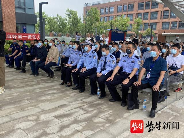 校車發(fā)生交通事故，并引發(fā)自燃？原是多部門(mén)聯(lián)合開(kāi)展校車突發(fā)事故應(yīng)急演練