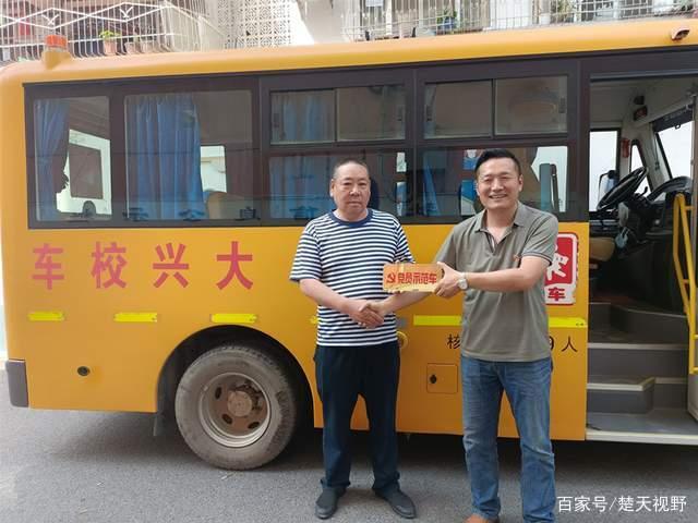 鄂州大興聯運推出“黨員示范車”，打造靚麗的城市風景線