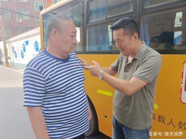 鄂州大興聯運推出“黨員示范車”，打造靚麗的城市風景線