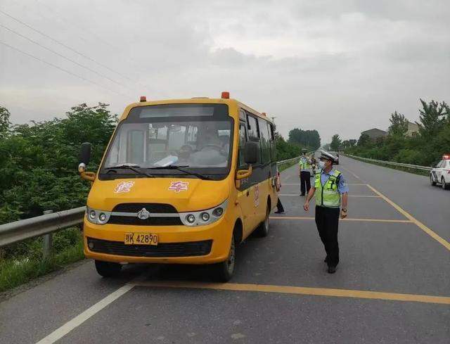 筑牢安全防線，云夢交警開展校車專項檢查！