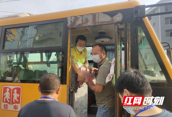 全域文明創(chuàng)建在行動丨鳳凰縣:校車辦組織部門聯(lián)合開展校園周邊交通問題頑瘴痼疾整治行動 為學(xué)生出行保駕護(hù)航 微信圖片_20220615114704_副本.jpg