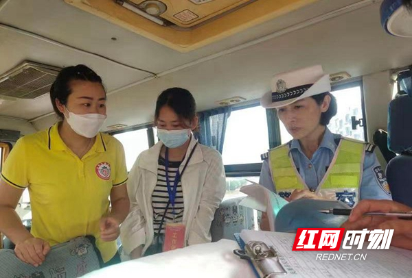 全域文明創(chuàng)建在行動丨鳳凰縣:校車辦組織部門聯(lián)合開展校園周邊交通問題頑瘴痼疾整治行動 為學(xué)生出行保駕護(hù)航 微信圖片_20220615114649_副本.jpg