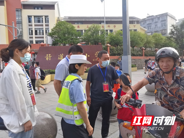 全域文明創(chuàng)建在行動丨鳳凰縣:校車辦組織部門聯(lián)合開展校園周邊交通問題頑瘴痼疾整治行動 為學(xué)生出行保駕護(hù)航 微信圖片_20220615114652.jpg
