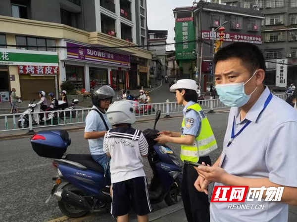 全域文明創(chuàng)建在行動丨鳳凰縣:校車辦組織部門聯(lián)合開展校園周邊交通問題頑瘴痼疾整治行動 為學(xué)生出行保駕護(hù)航 微信圖片_20220615114635.jpg