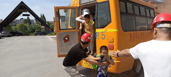 澧縣校車公司強化“安全生產(chǎn)月”開展救援演練活動