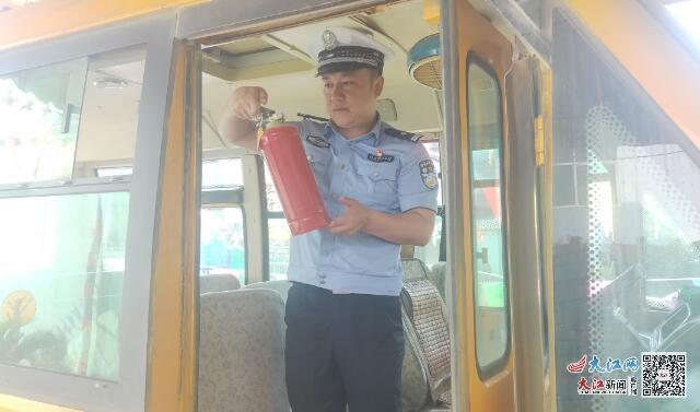 德安交警開(kāi)展校車(chē)安全大檢查 筑牢學(xué)生出行安全防線(xiàn)（圖）