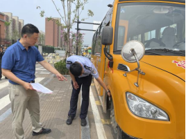 督導(dǎo)組走進高新校園，對校車安全進行專項檢查